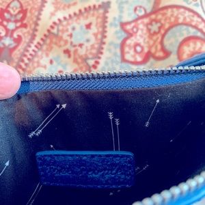 Cute blue suede crossover purse with fringe.